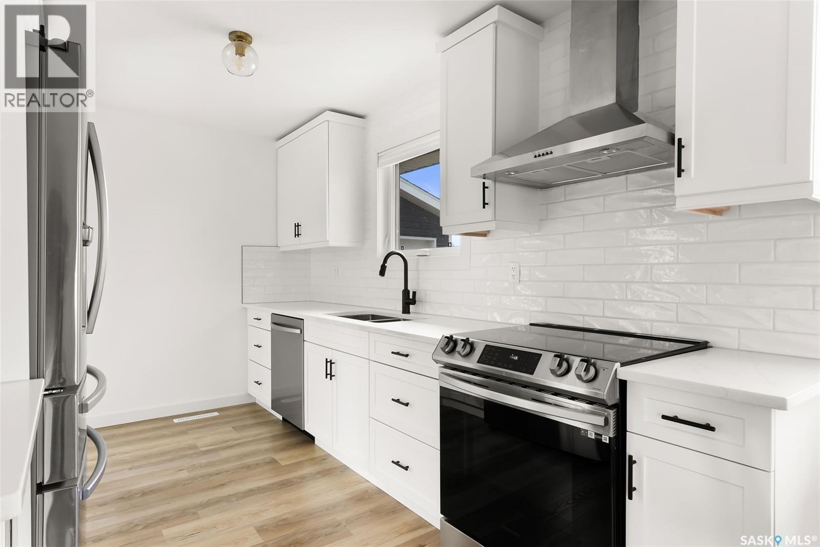 73 Coldwell Road, Regina, SK - Indoor Photo Showing Kitchen With Upgraded Kitchen