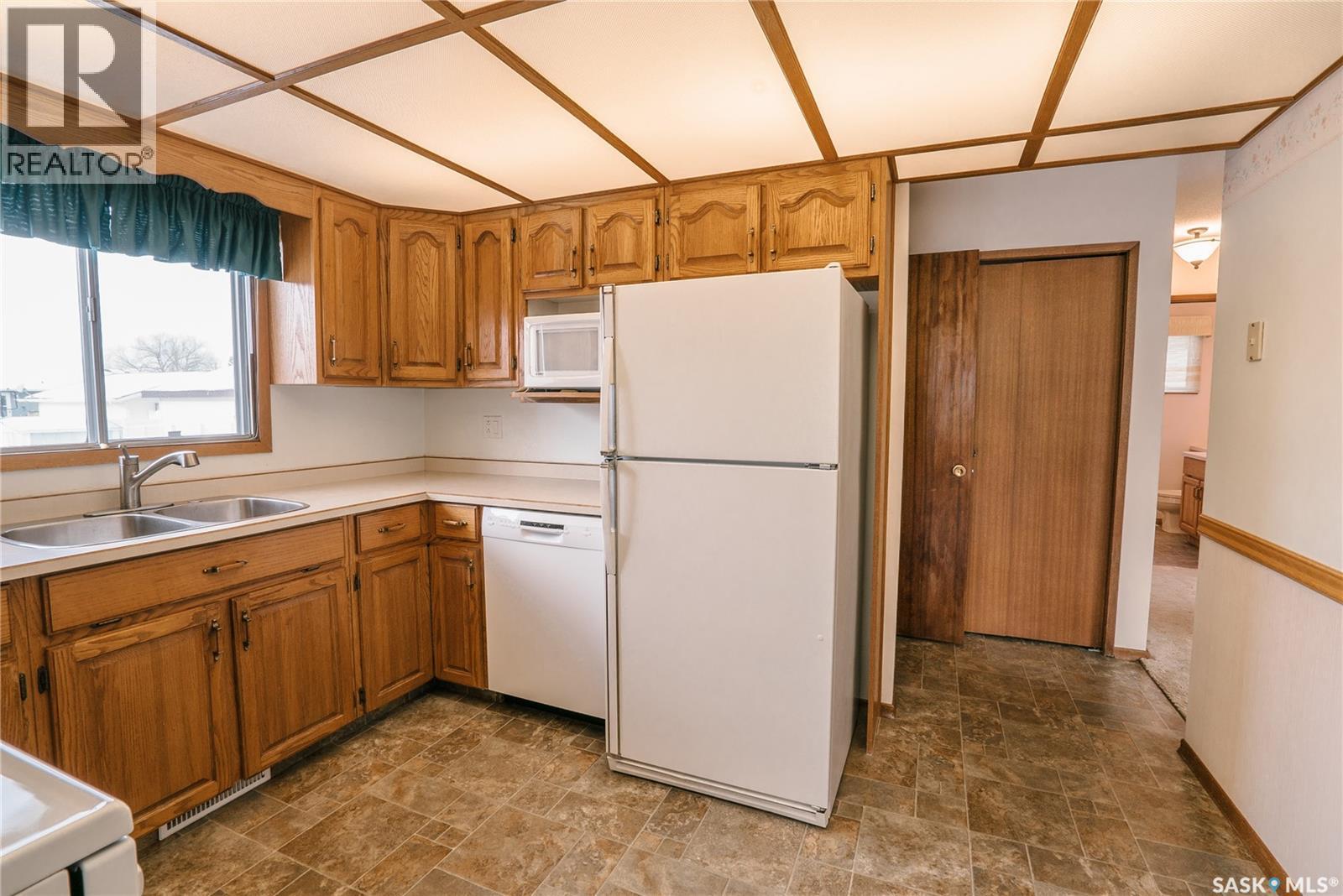 1229 Elevator Road, Saskatoon, SK - Indoor Photo Showing Kitchen With Double Sink