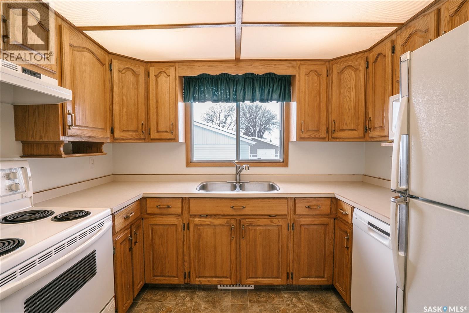 1229 Elevator Road, Saskatoon, SK - Indoor Photo Showing Kitchen With Double Sink