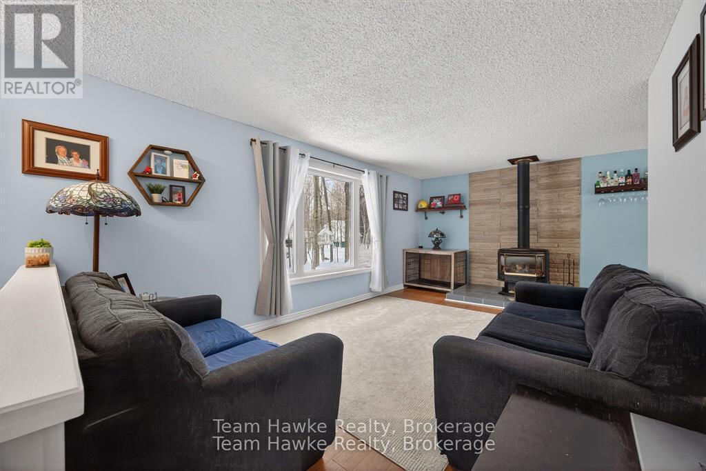 50 Laurier Boulevard, Tiny, ON - Indoor Photo Showing Living Room