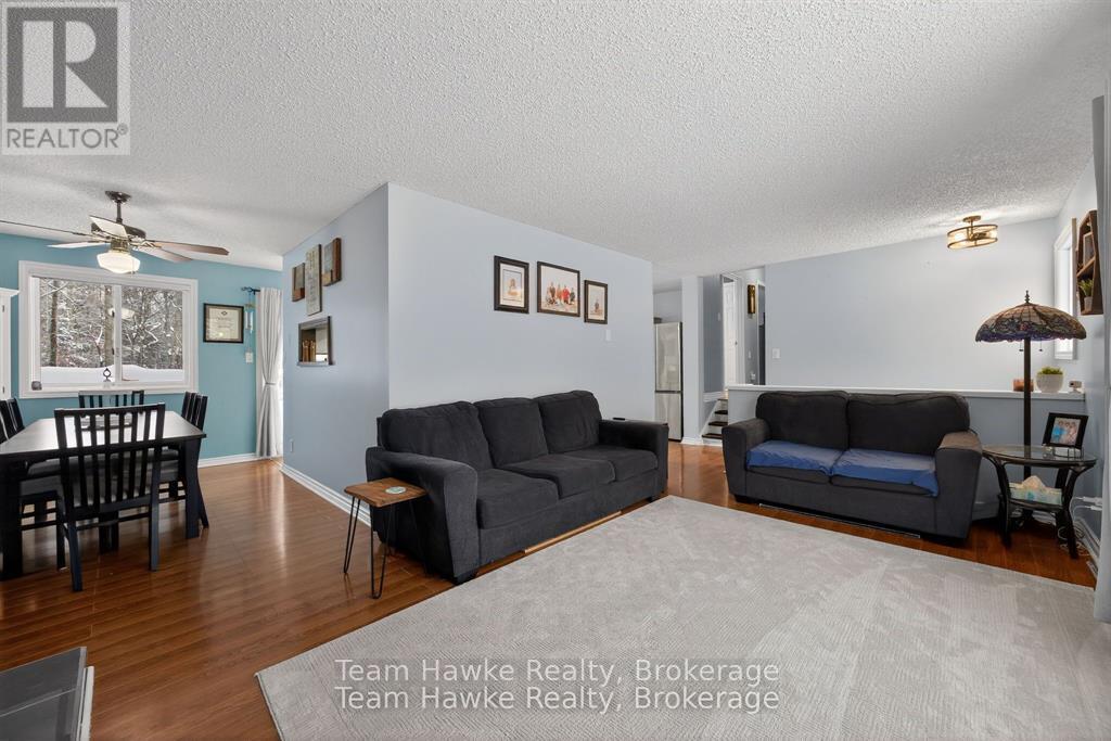50 Laurier Boulevard, Tiny, ON - Indoor Photo Showing Living Room