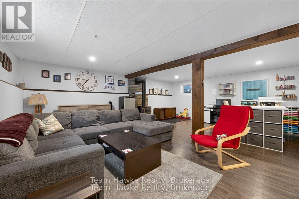 50 Laurier Boulevard, Tiny, ON - Indoor Photo Showing Living Room