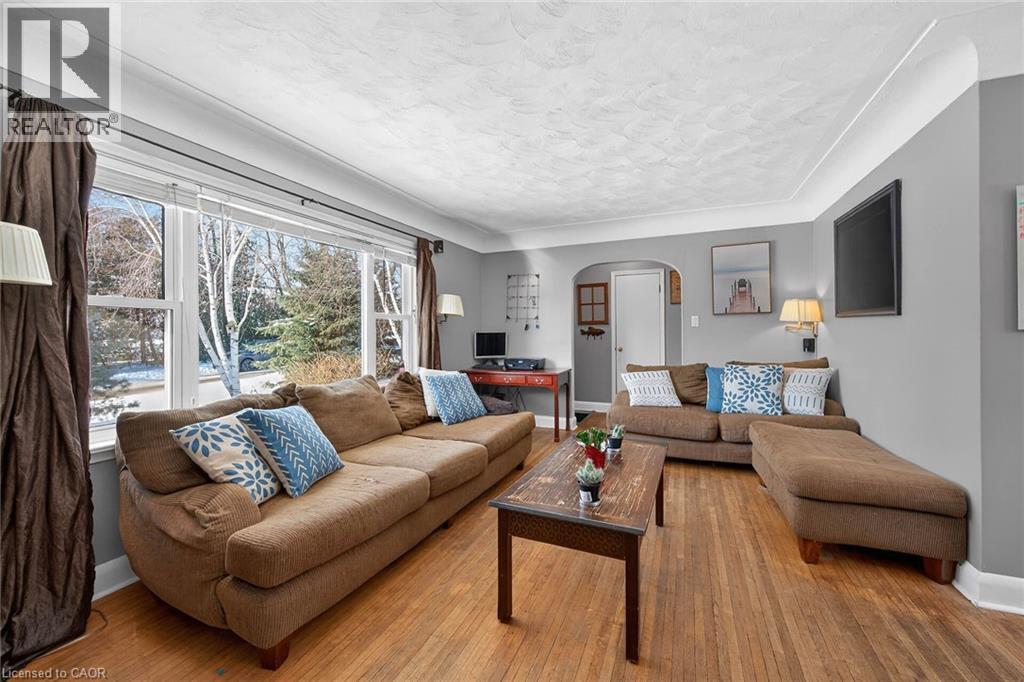 983 Parkhill Avenue, Burlington, ON - Indoor Photo Showing Living Room