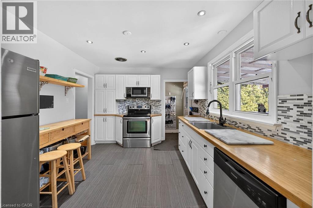 983 Parkhill Avenue, Burlington, ON - Indoor Photo Showing Kitchen