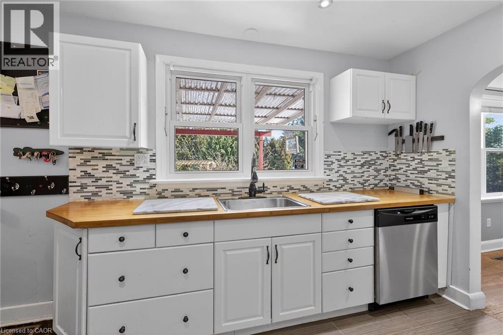983 Parkhill Avenue, Burlington, ON - Indoor Photo Showing Kitchen