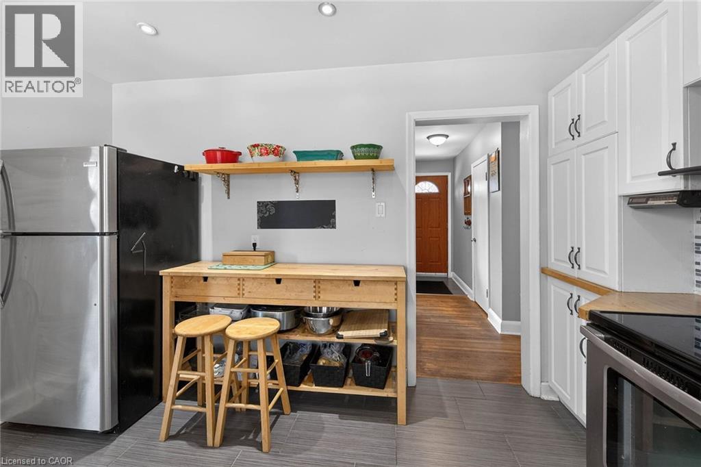 983 Parkhill Avenue, Burlington, ON - Indoor Photo Showing Kitchen