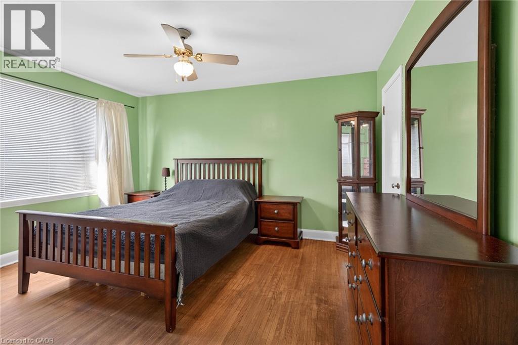983 Parkhill Avenue, Burlington, ON - Indoor Photo Showing Bedroom