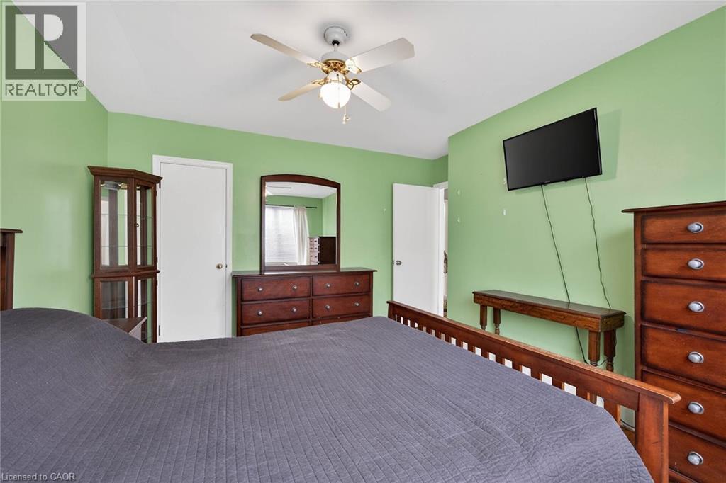 983 Parkhill Avenue, Burlington, ON - Indoor Photo Showing Bedroom