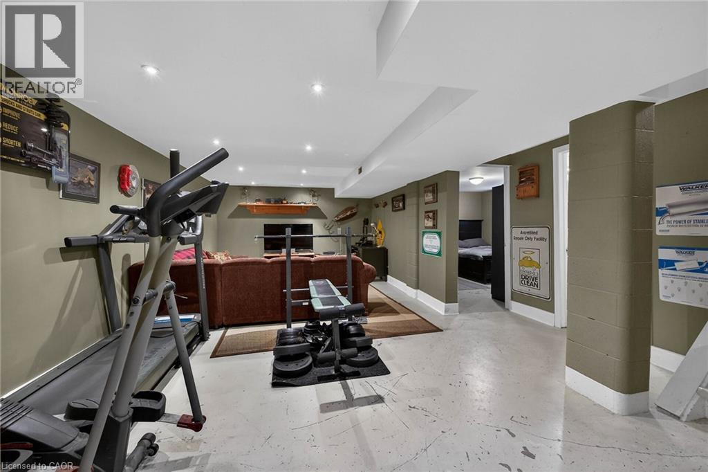 983 Parkhill Avenue, Burlington, ON - Indoor Photo Showing Gym Room