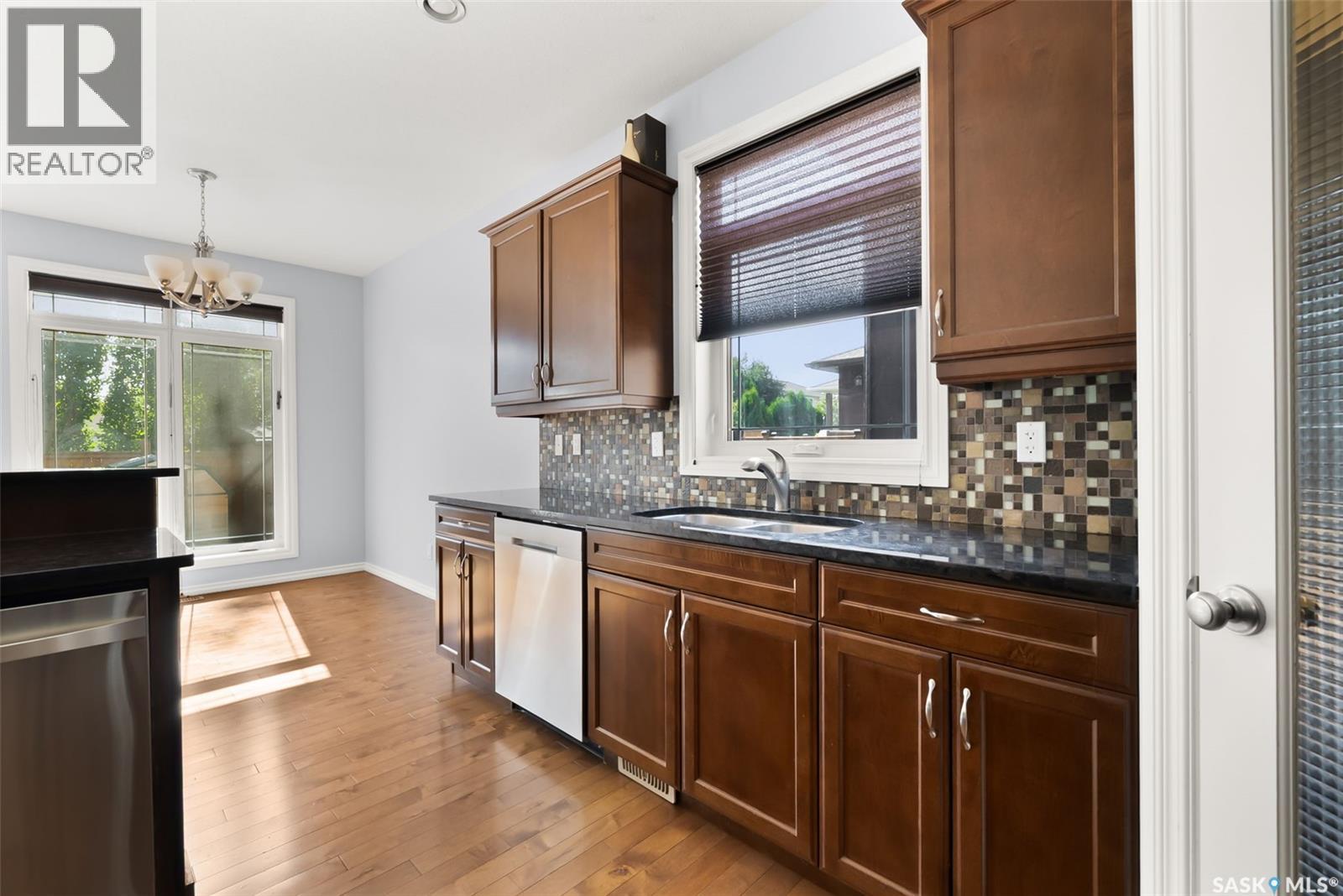 6925 Maple Ridge Drive, Regina, SK - Indoor Photo Showing Kitchen
