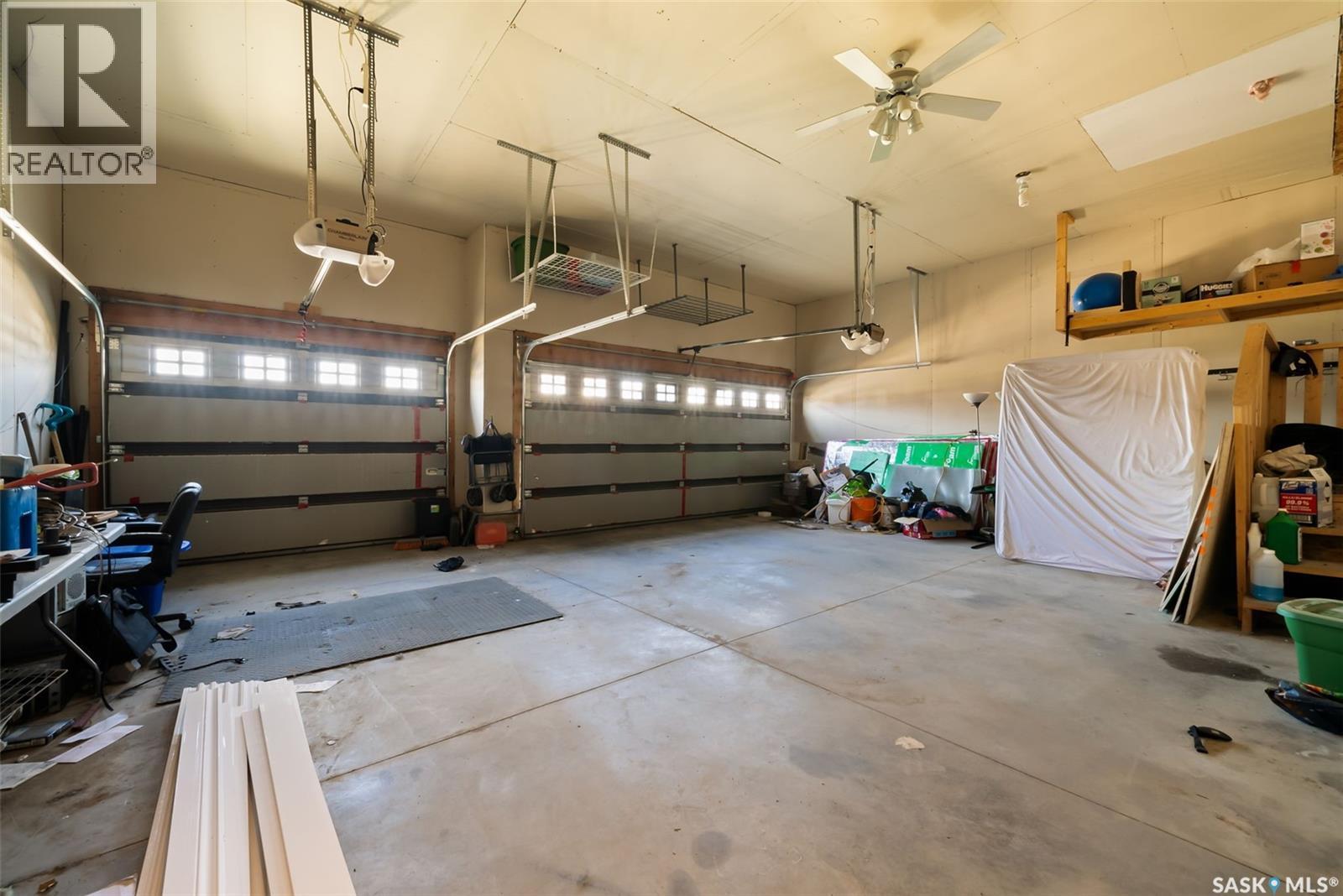 6925 Maple Ridge Drive, Regina, SK - Indoor Photo Showing Garage