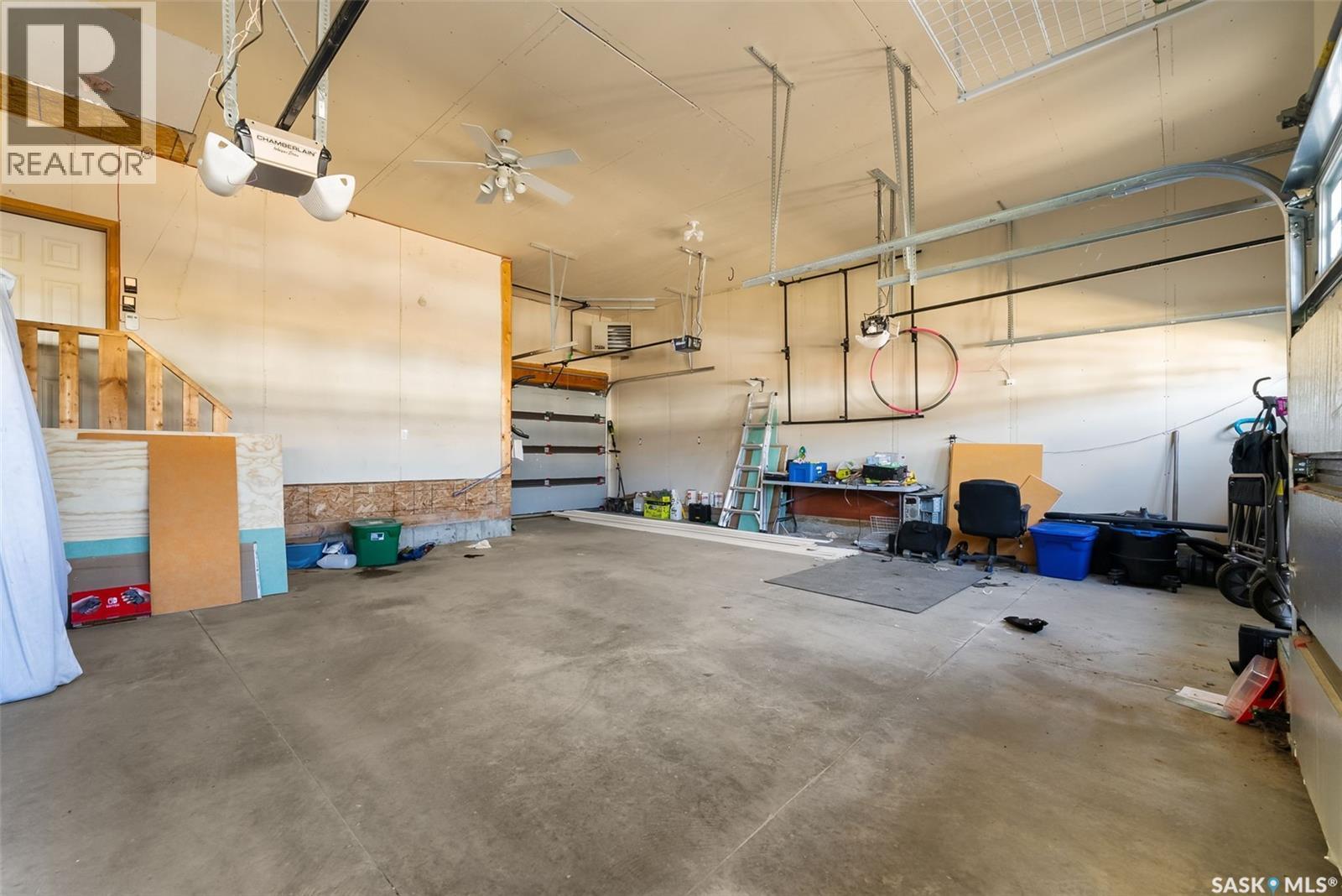 6925 Maple Ridge Drive, Regina, SK - Indoor Photo Showing Garage