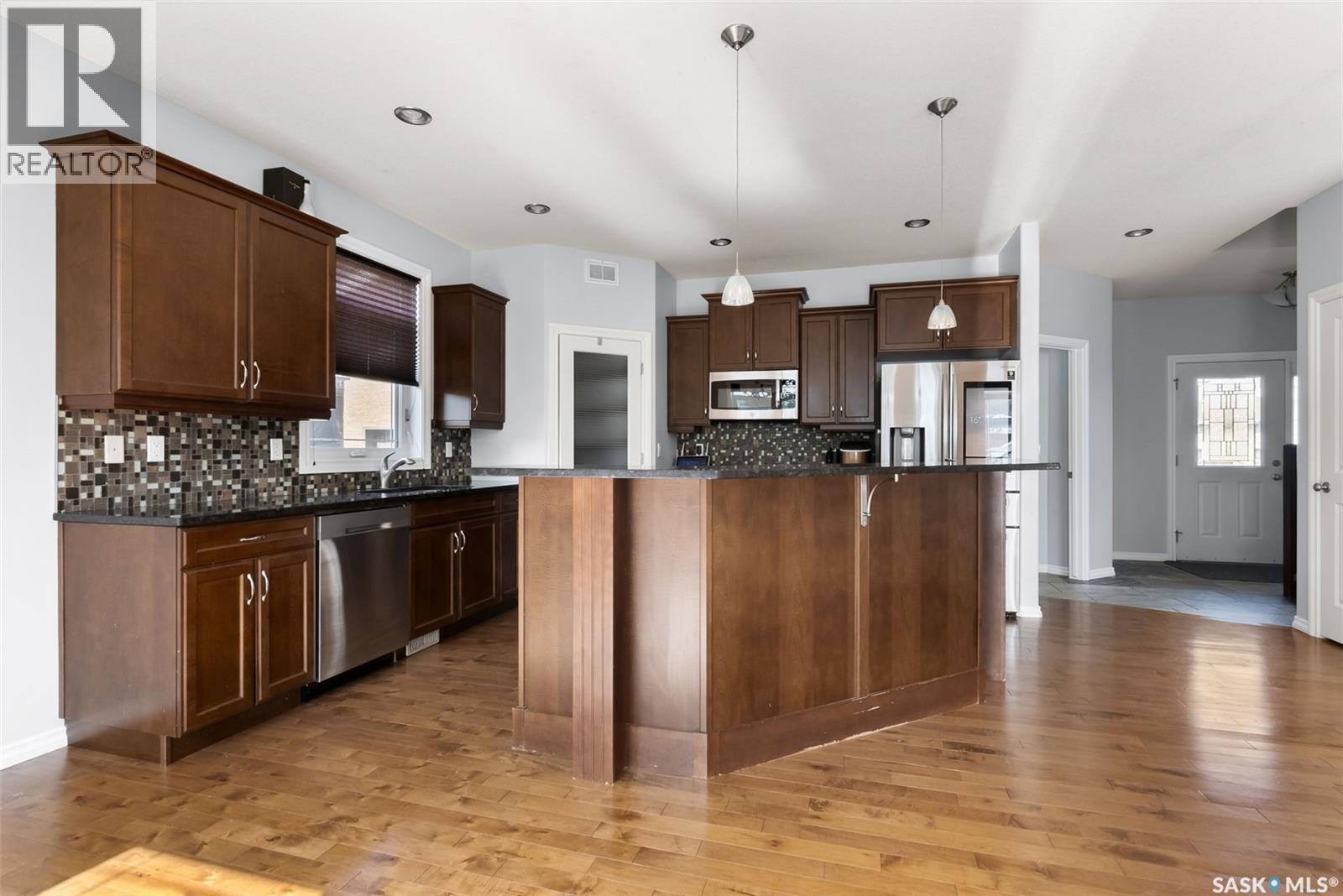 6925 Maple Ridge Drive, Regina, SK - Indoor Photo Showing Kitchen With Upgraded Kitchen
