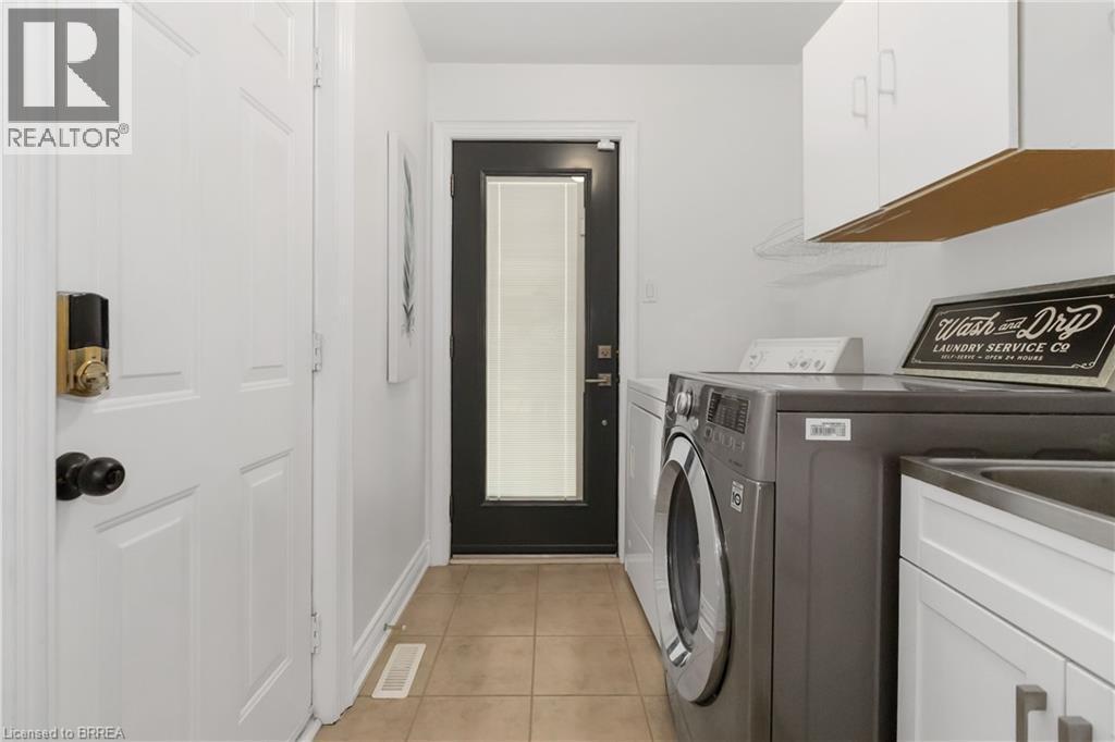 main level - 275 Granite Hill Road, Cambridge, ON - Indoor Photo Showing Laundry Room