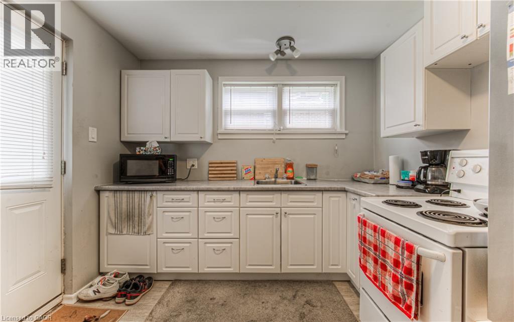 218 Margaret Avenue, Kitchener, ON - Indoor Photo Showing Kitchen