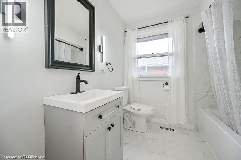 738 Mohawk Road E Unit# Upper Unit, Hamilton, ON - Indoor Photo Showing Bathroom