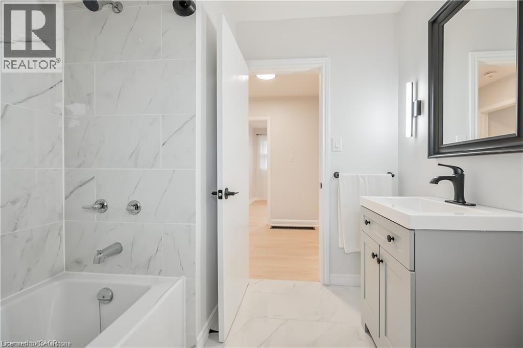738 Mohawk Road E Unit# Upper Unit, Hamilton, ON - Indoor Photo Showing Bathroom