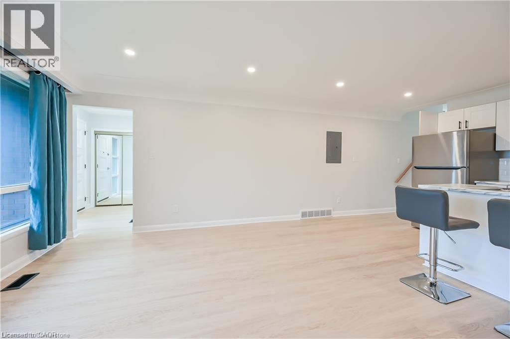 738 Mohawk Road E Unit# Upper Unit, Hamilton, ON - Indoor Photo Showing Kitchen