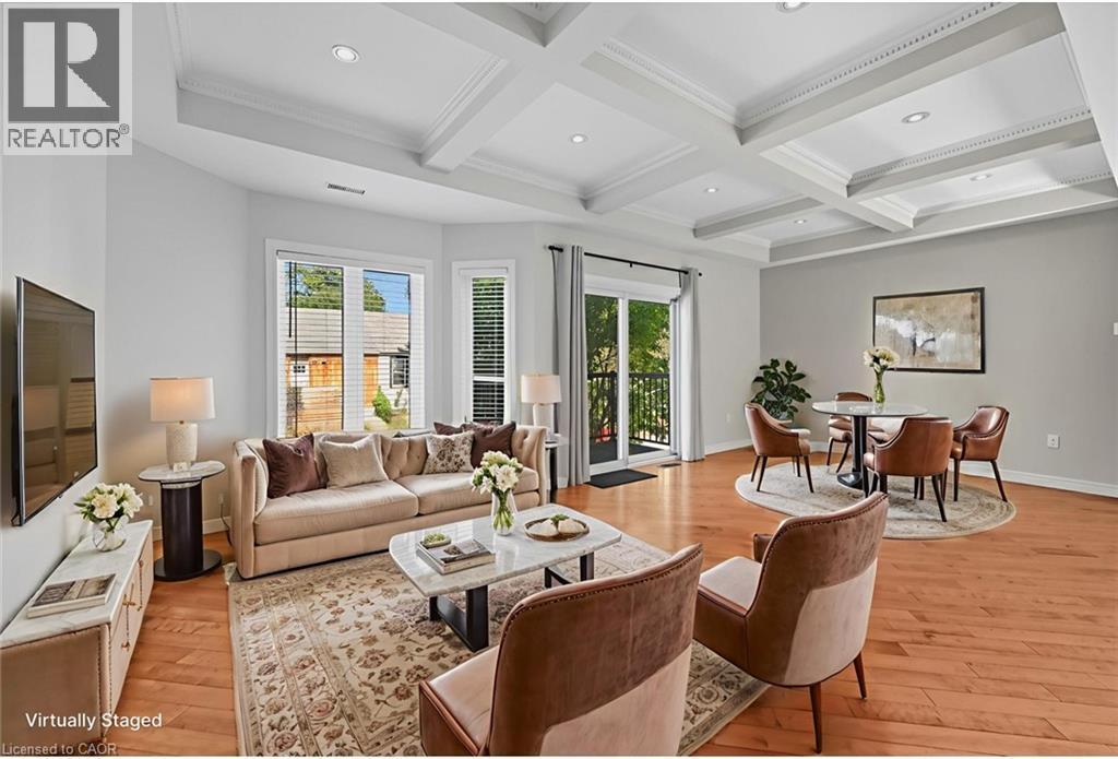 88 Wood Street E, Hamilton, ON - Indoor Photo Showing Living Room