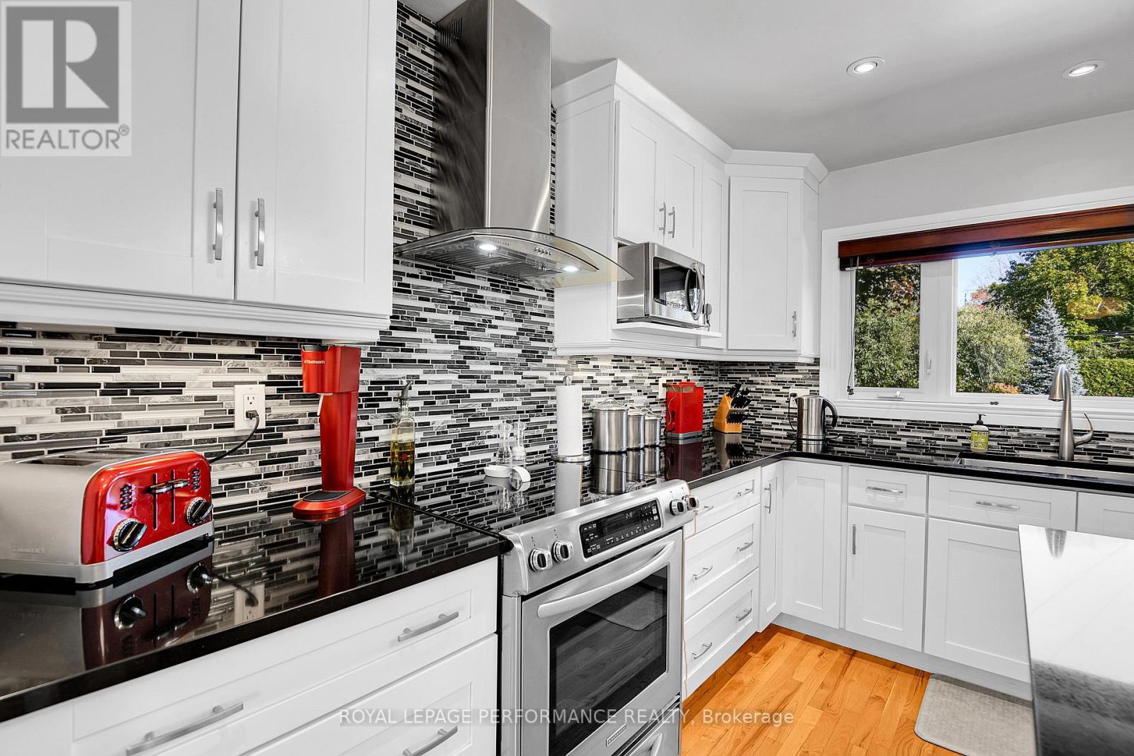2239 Webster Avenue, Ottawa, ON - Indoor Photo Showing Kitchen With Upgraded Kitchen