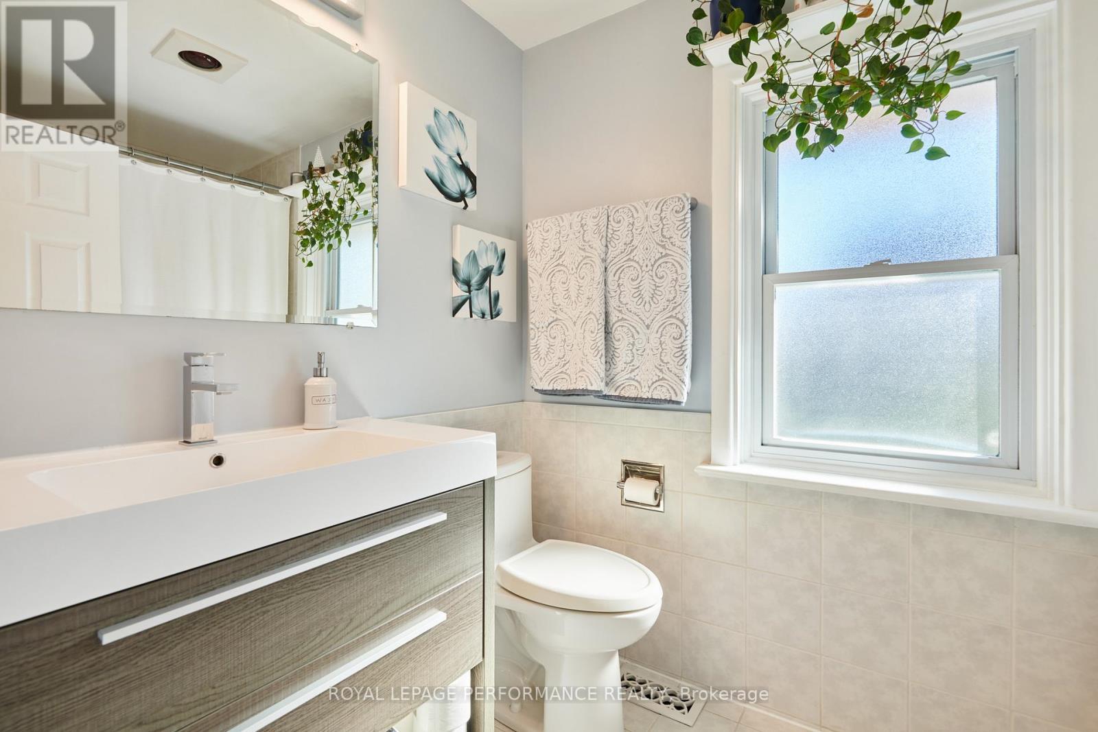 2239 Webster Avenue, Ottawa, ON - Indoor Photo Showing Bathroom