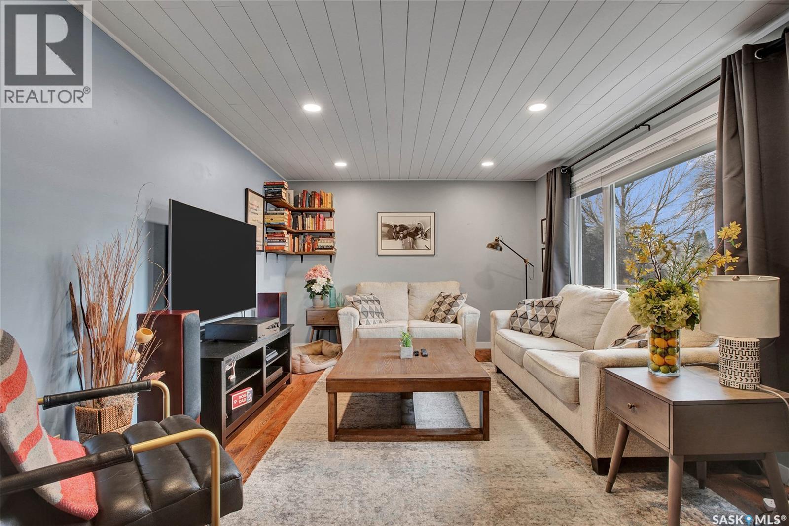 857 East Centre, Saskatoon, SK - Indoor