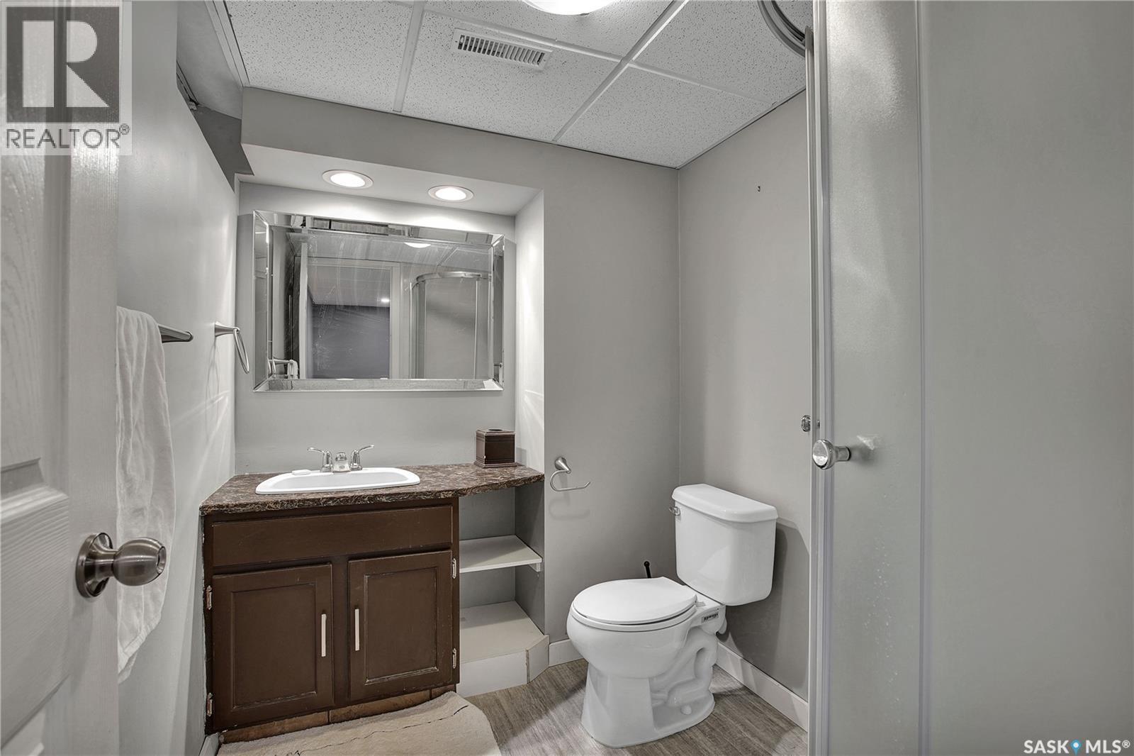 857 East Centre, Saskatoon, SK - Indoor Photo Showing Bathroom