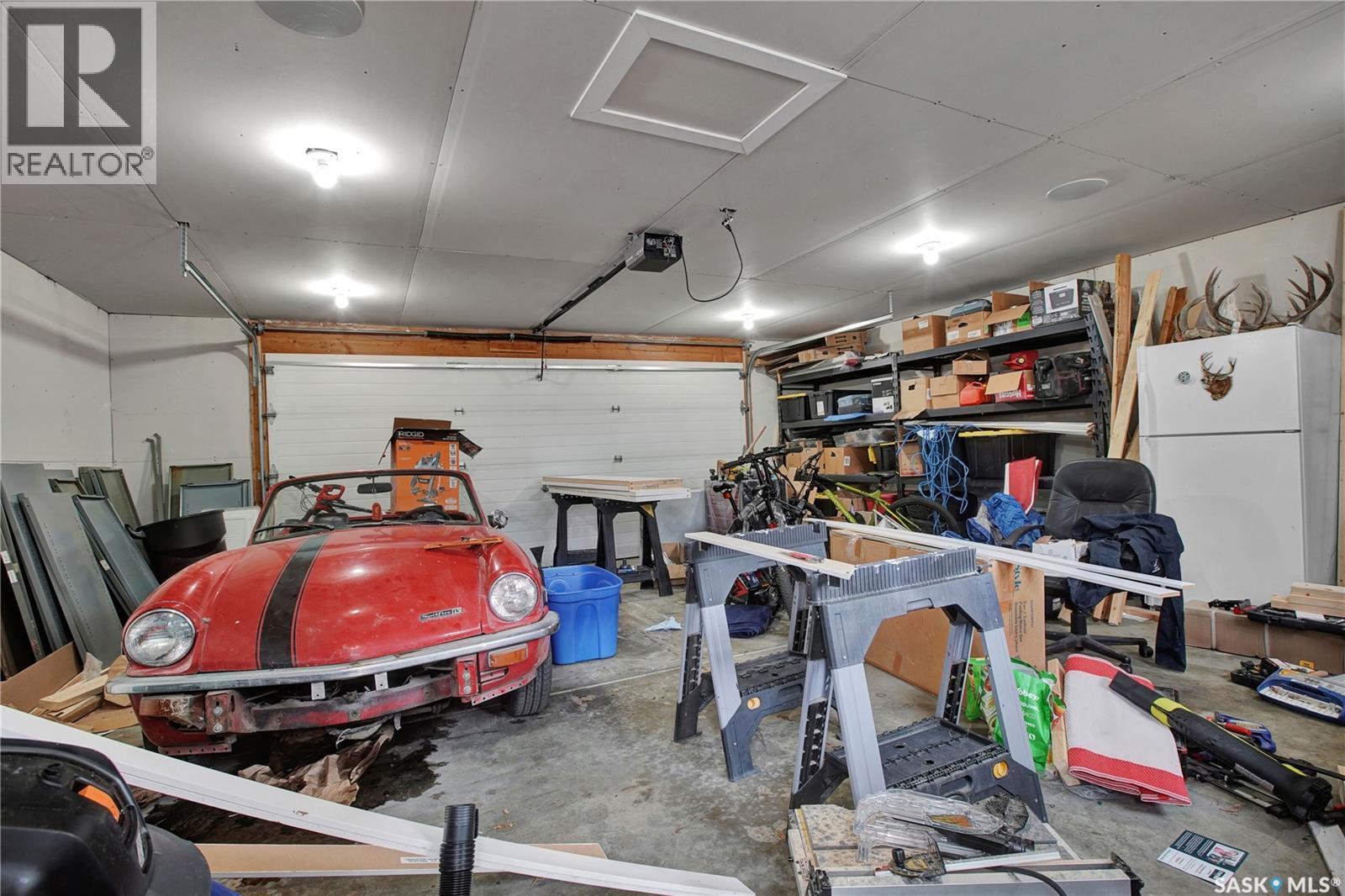 857 East Centre, Saskatoon, SK - Indoor Photo Showing Garage