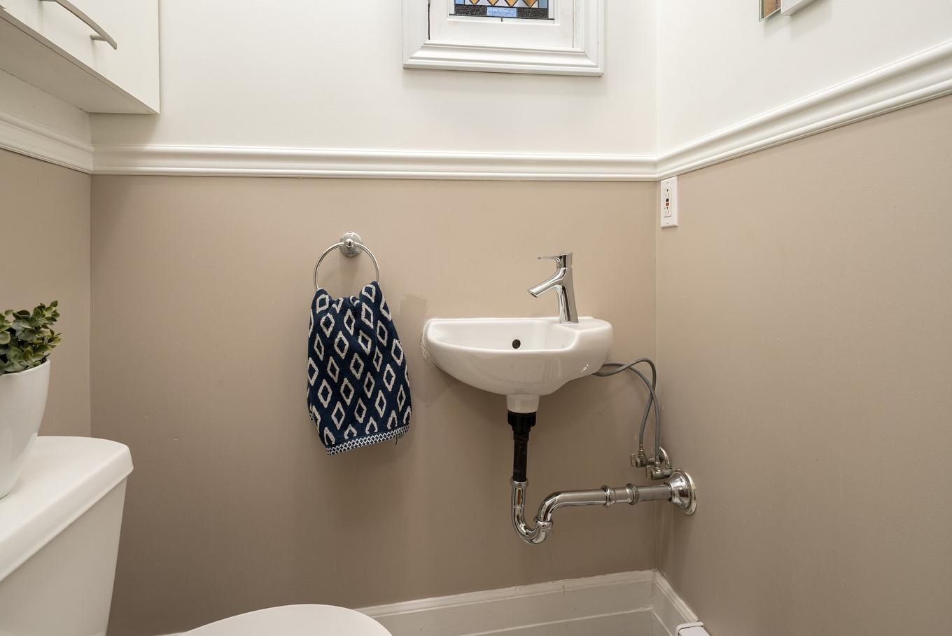 Powder room - 4083 Av. D'Oxford, Montréal (Côte-Des-Neiges/Notre-Dame-De-Grâce), QC - Indoor Photo Showing Bathroom