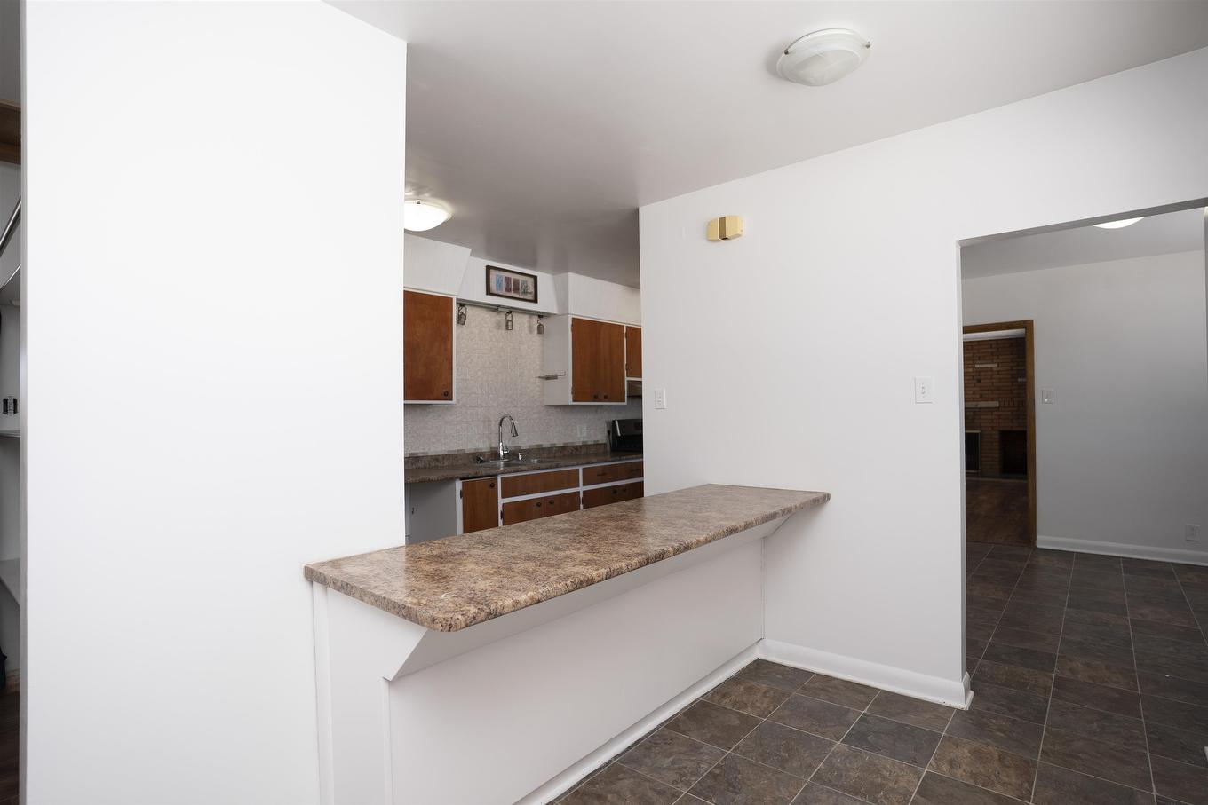 2995 Oliver Road, Thunder Bay, ON - Indoor Photo Showing Kitchen With Double Sink