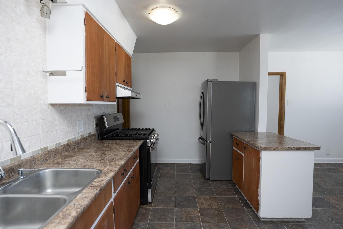 2995 Oliver Road, Thunder Bay, ON - Indoor Photo Showing Kitchen With Double Sink