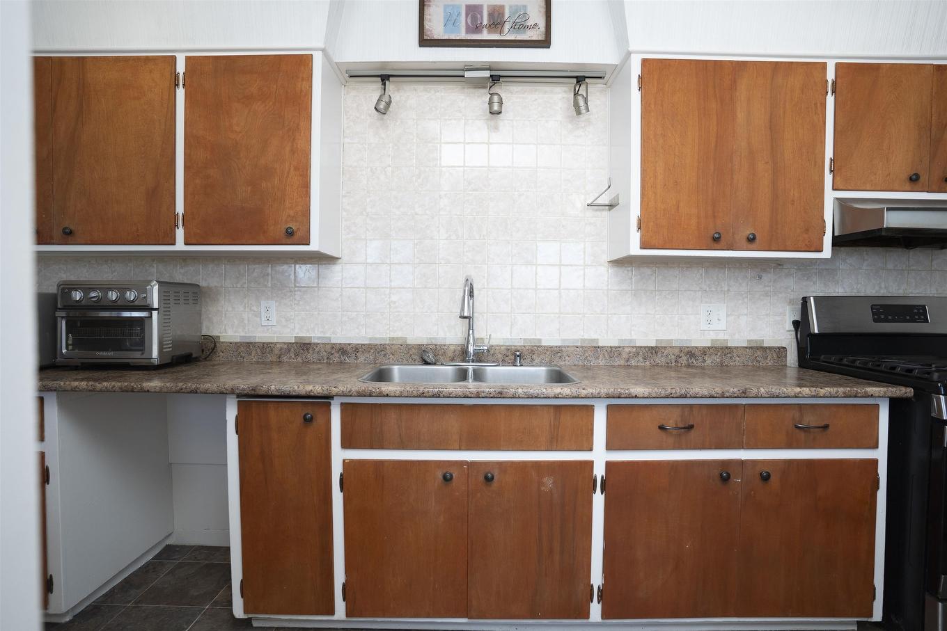 2995 Oliver Road, Thunder Bay, ON - Indoor Photo Showing Kitchen With Double Sink