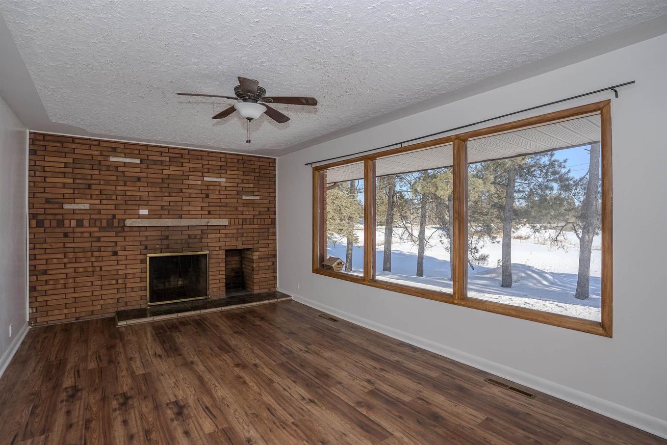 2995 Oliver Road, Thunder Bay, ON - Indoor Photo Showing Living Room With Fireplace