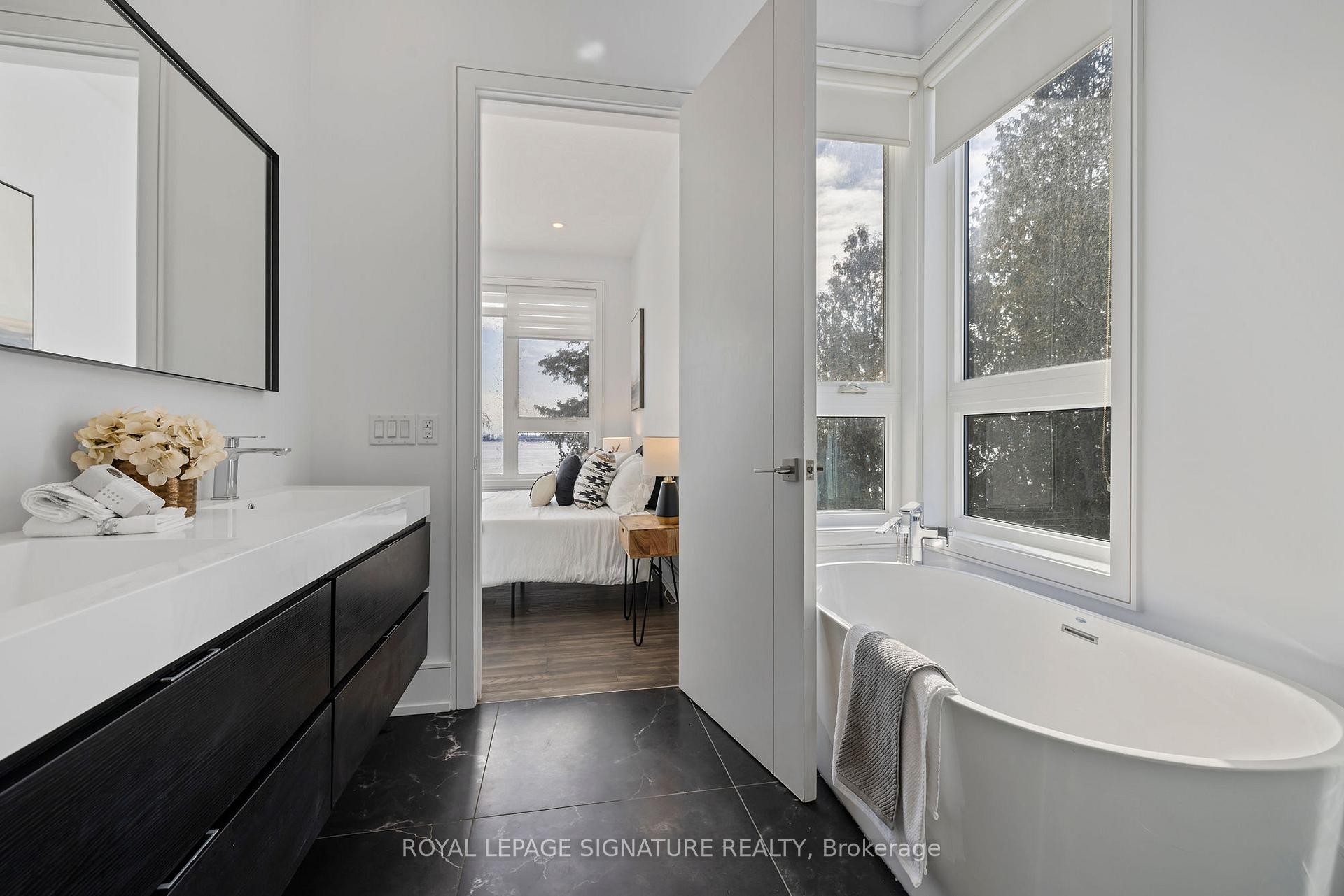 290 North Shore Boulevard E, Burlington, ON - Indoor