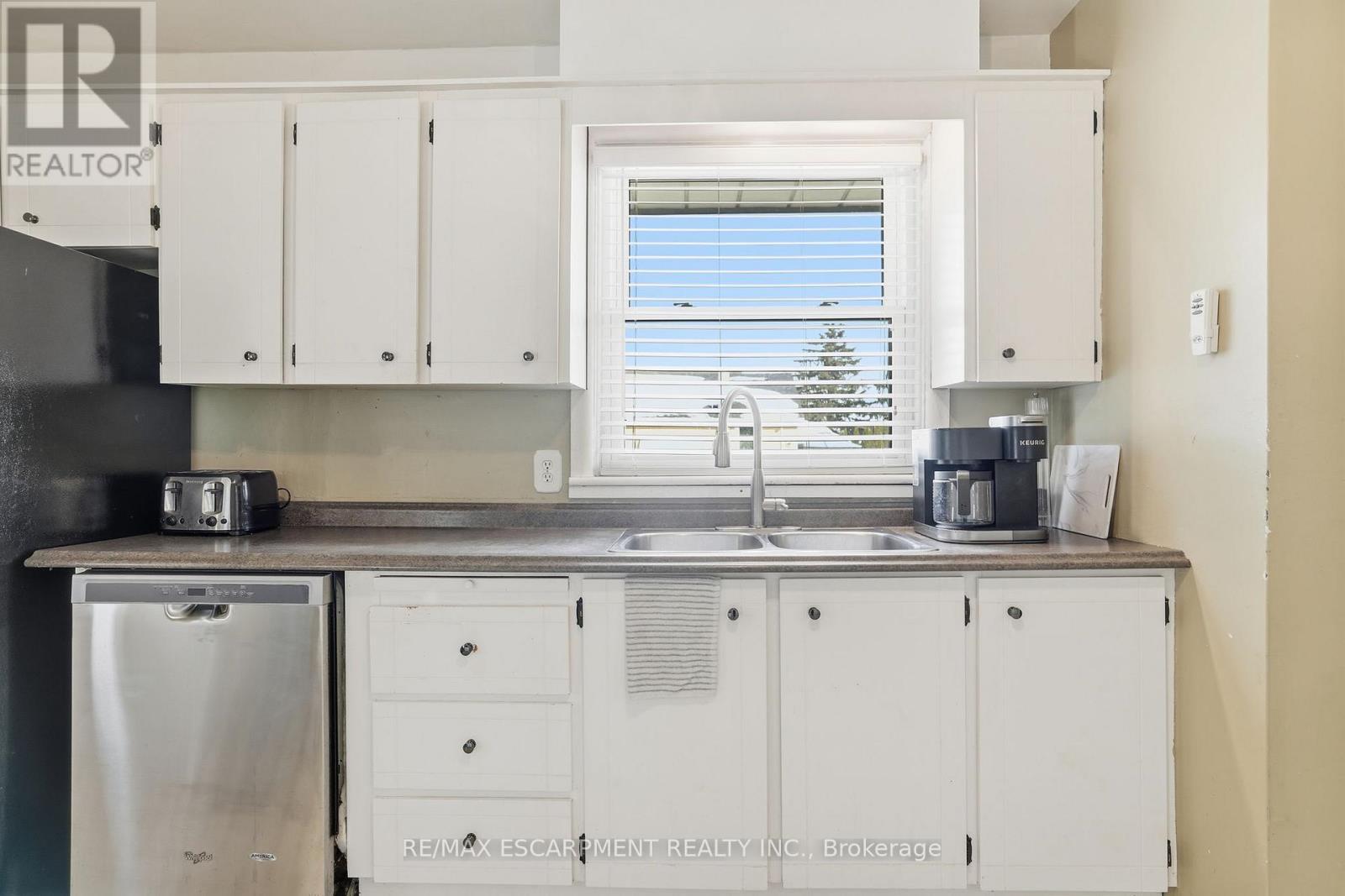 363 East 14Th Street, Hamilton, ON - Indoor Photo Showing Kitchen With Double Sink