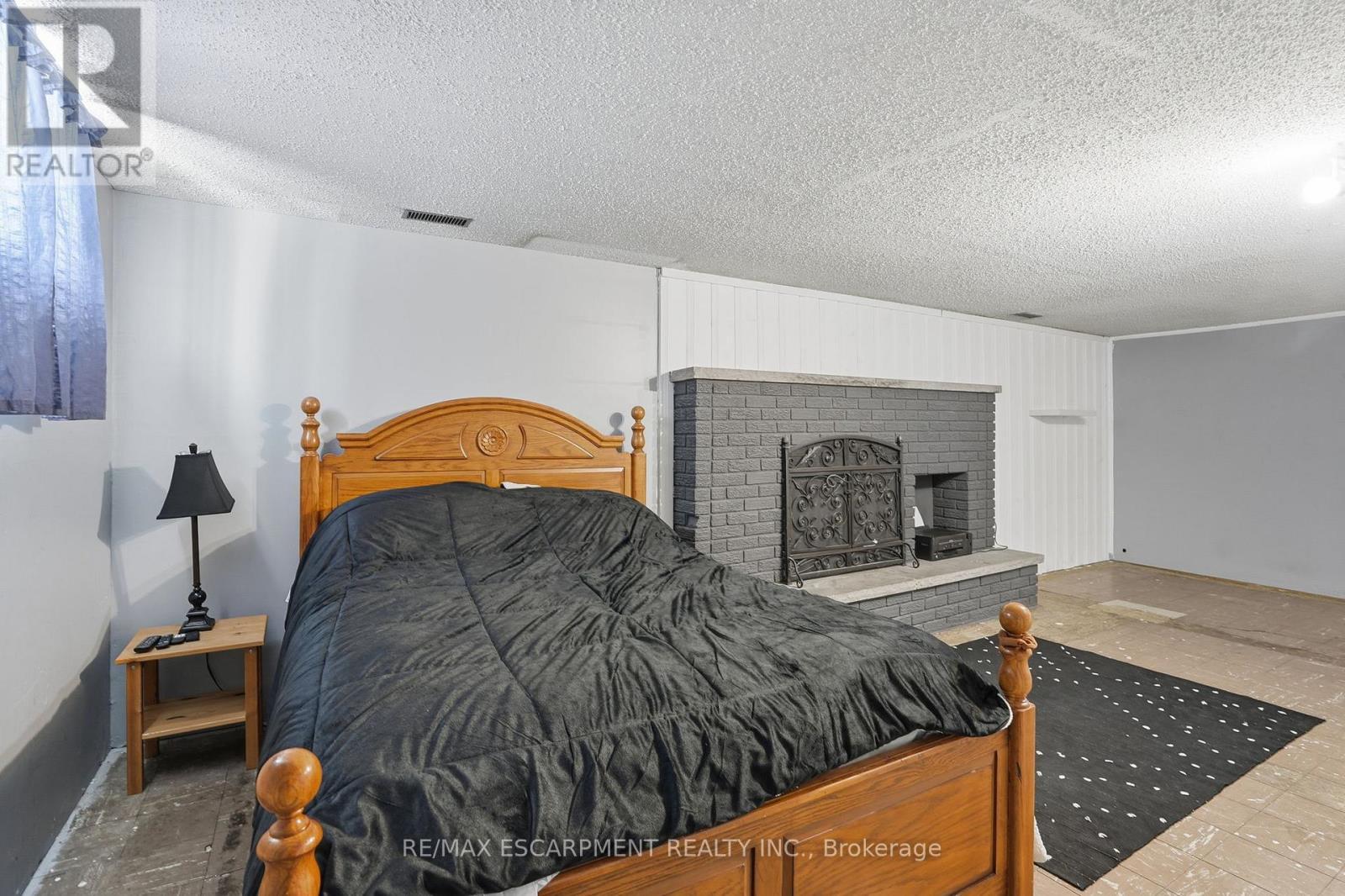 363 East 14Th Street, Hamilton, ON - Indoor Photo Showing Bedroom
