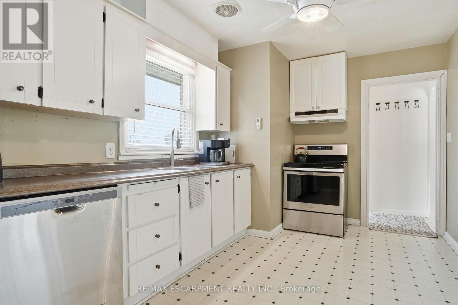 363 East 14Th Street, Hamilton, ON - Indoor Photo Showing Kitchen