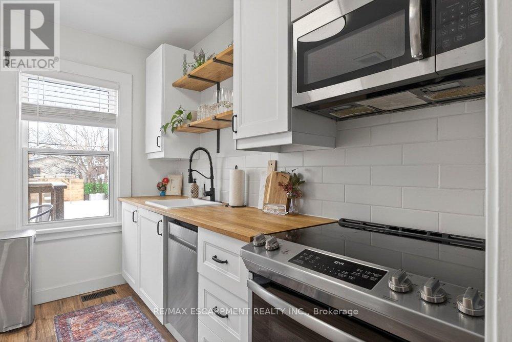 19 Huxley Avenue N, Hamilton, ON