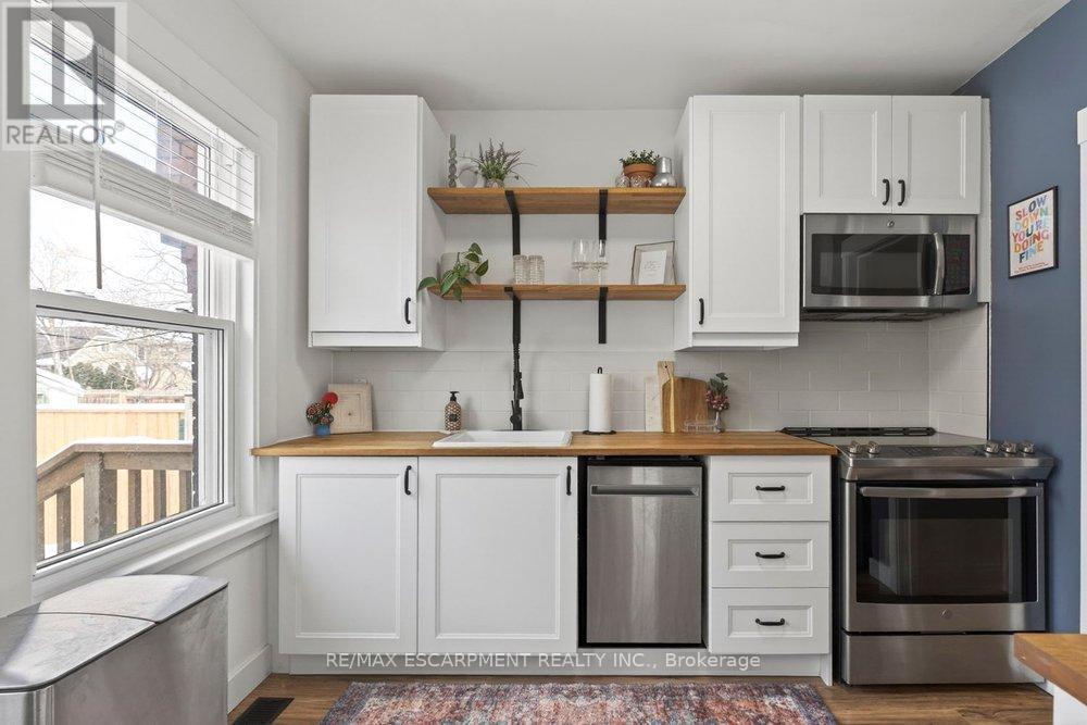 19 Huxley Avenue N, Hamilton, ON - Indoor Photo Showing Kitchen