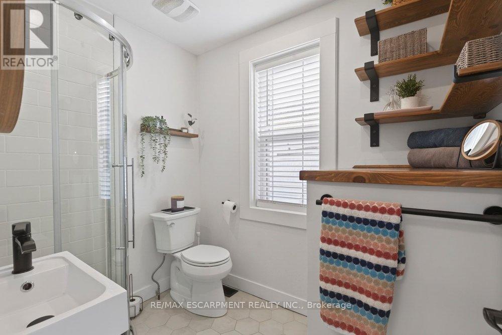 19 Huxley Avenue N, Hamilton, ON - Indoor Photo Showing Bathroom