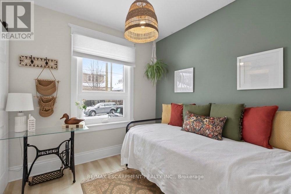 19 Huxley Avenue N, Hamilton, ON - Indoor Photo Showing Bedroom