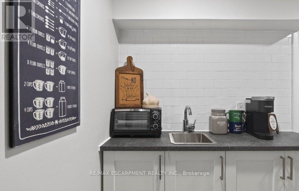 19 Huxley Avenue N, Hamilton, ON - Indoor