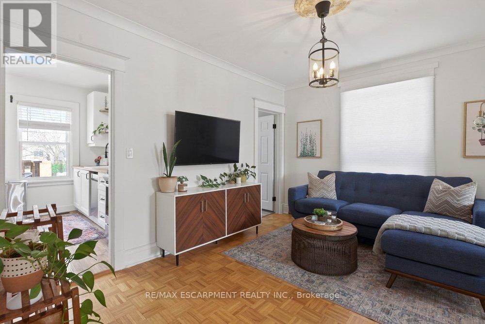 19 Huxley Avenue N, Hamilton, ON - Indoor Photo Showing Living Room