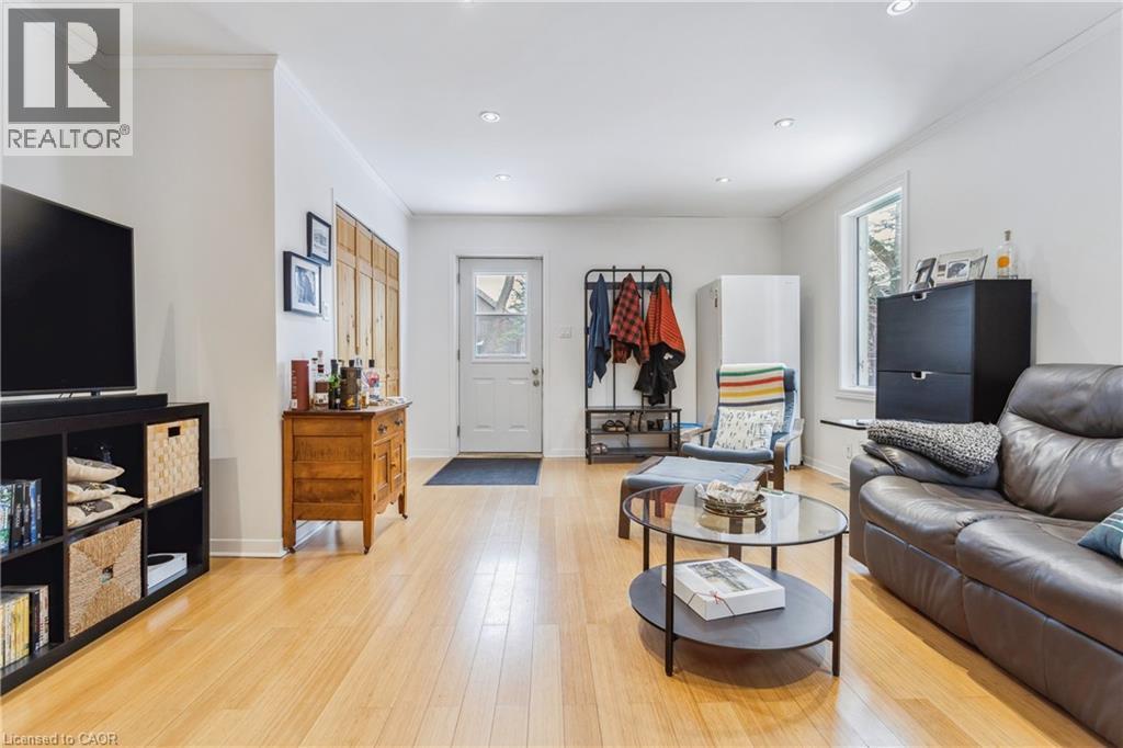 296 Charlton Avenue W, Hamilton, ON - Indoor Photo Showing Living Room