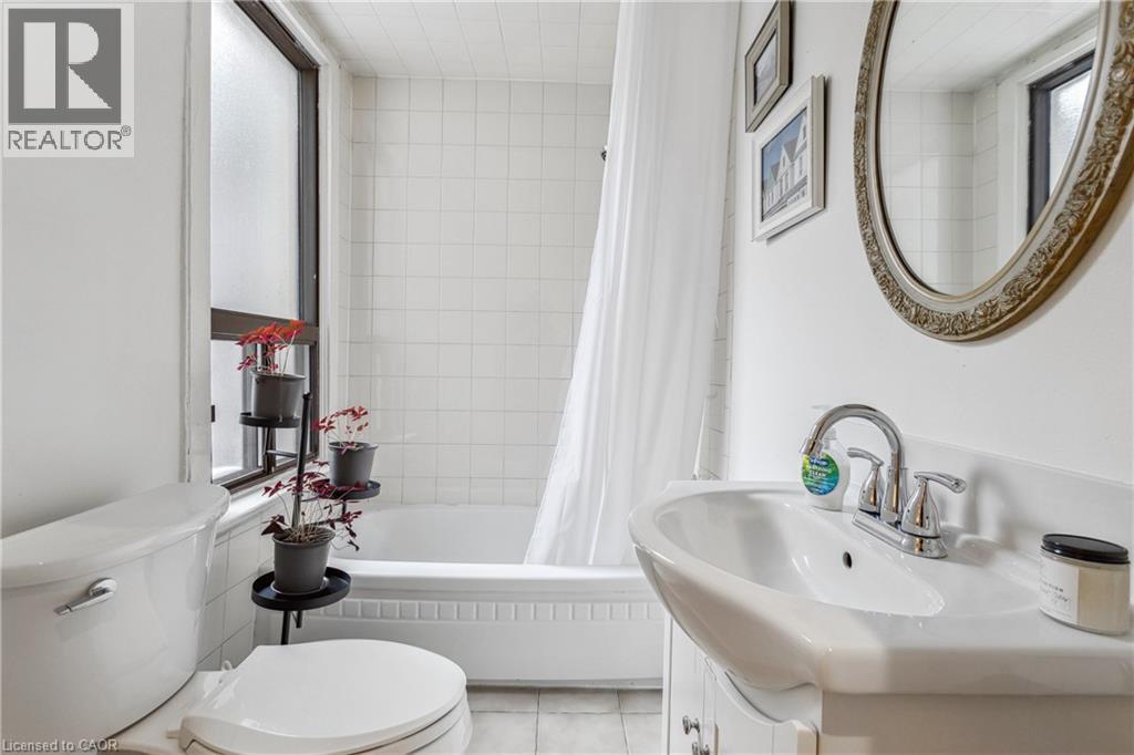 296 Charlton Avenue W, Hamilton, ON - Indoor Photo Showing Bathroom