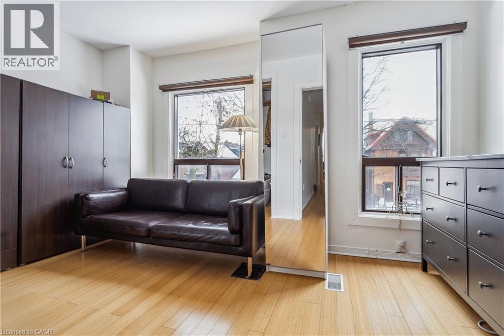 296 Charlton Avenue W, Hamilton, ON - Indoor Photo Showing Living Room