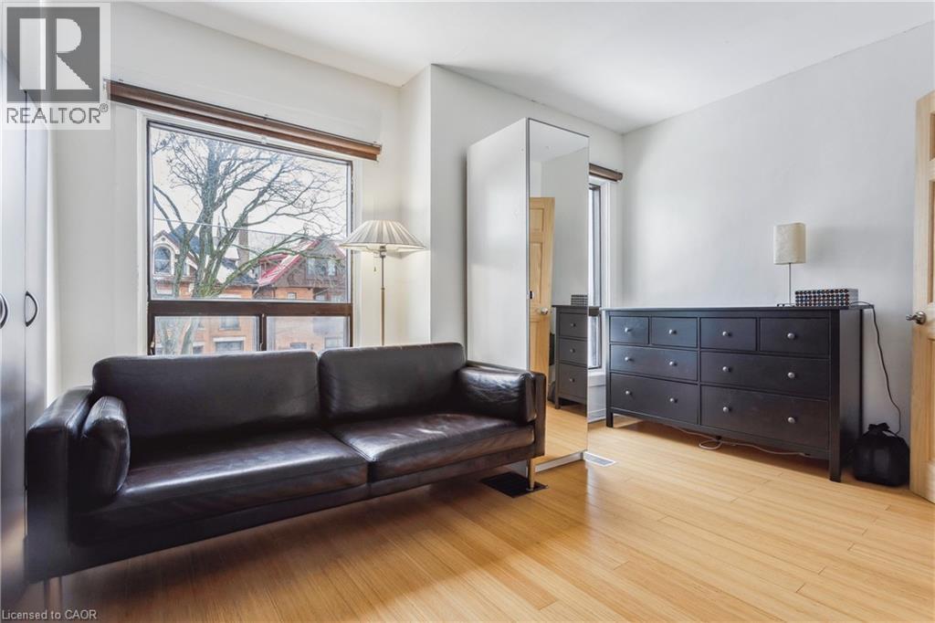 296 Charlton Avenue W, Hamilton, ON - Indoor Photo Showing Living Room