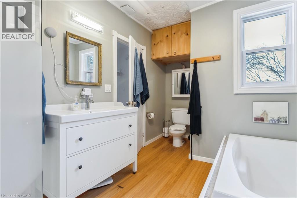 296 Charlton Avenue W, Hamilton, ON - Indoor Photo Showing Bathroom