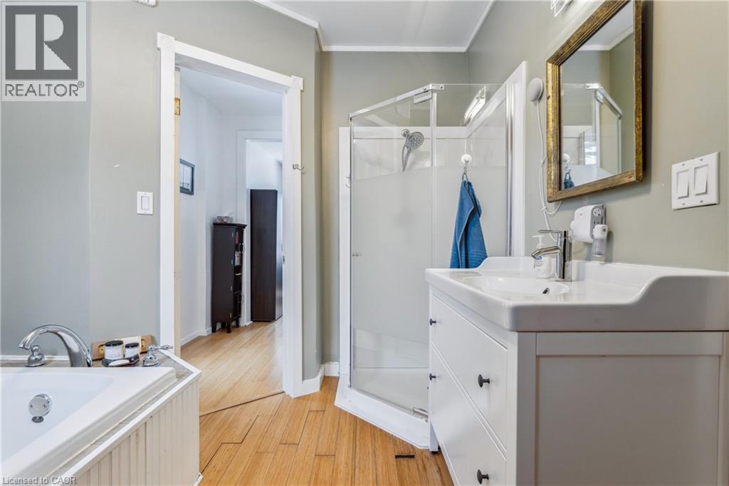296 Charlton Avenue W, Hamilton, ON - Indoor Photo Showing Bathroom