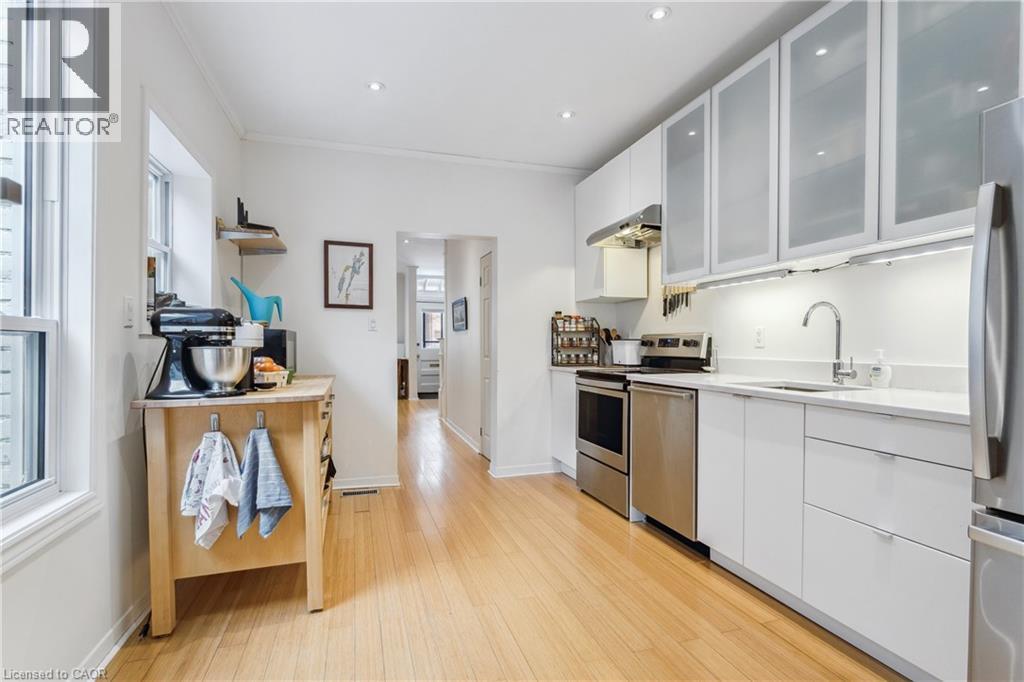 296 Charlton Avenue W, Hamilton, ON - Indoor Photo Showing Kitchen